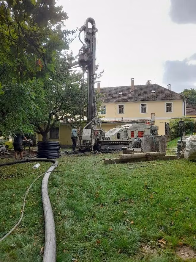 Tepelná čerpadla s vrty vytápí Klášter Lomec