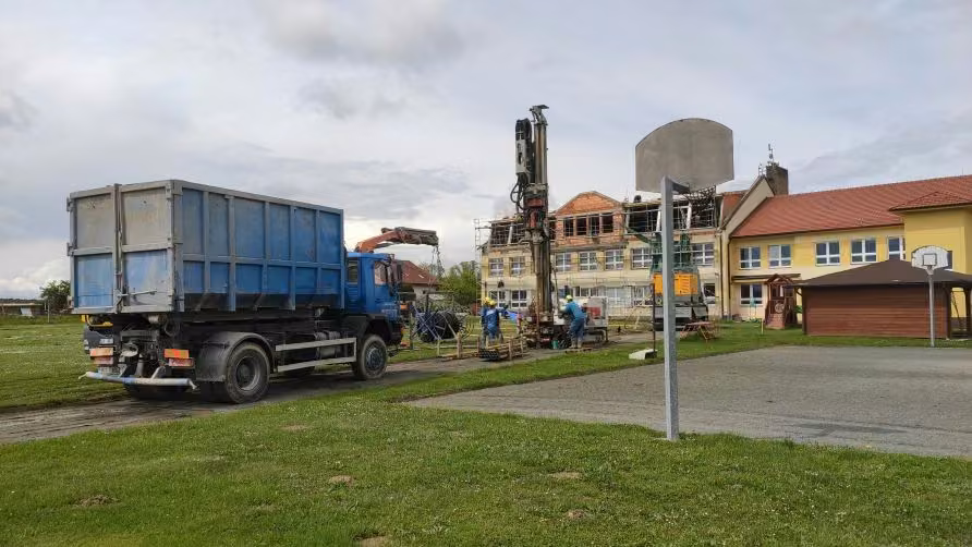 Tepelná čerpadla s vrty na základní škole