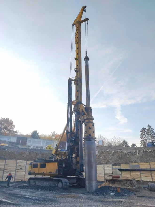 Tepelná čerpadla s energo piloty vytápí a chladí nemocnici