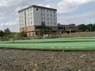 Instalace tepelného čerpadla na fotbalovém hřišti