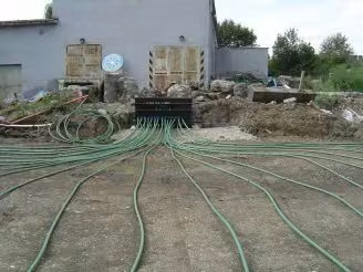 Instalace tepelného čerpadla na fotbalovém hřišti