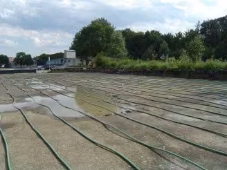 Instalace tepelného čerpadla na fotbalovém hřišti